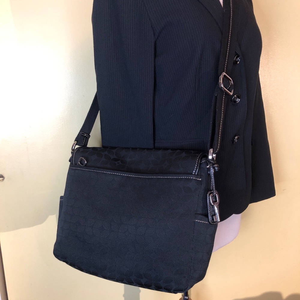 Fossil Black Messenger Bag with Adjustable Strap. Like new. OG hangtag and key - Picture 6 of 16